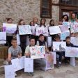 Смолянски ученици изразиха цветни емоции в терапевтична арт работилница