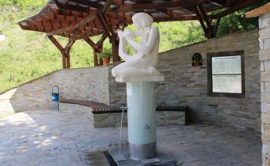Естествено газирана минерална вода тече от чешмата в Михалково
