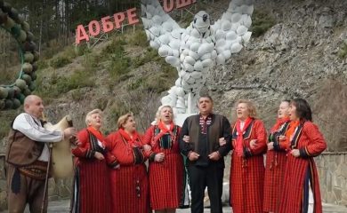 Забърдо изпя миролюбива песен за Тръмп и го покани на Чудните мостове (Видео)