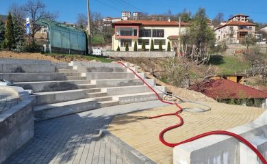 Нови алеи, амфитеатър за лятно кино и модерно осветление в родопското село Оряховец