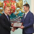 Президентът Румен Радев награди Радо Янков с почетен плакет