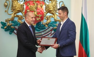 Президентът Румен Радев награди Радо Янков с почетен плакет