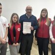 Млади червенокръстци поздравиха медиците в смолянската болница