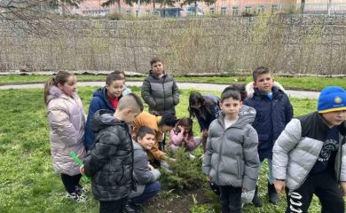 Девински ученици засадиха дръвчета по случай Седмицата на гората