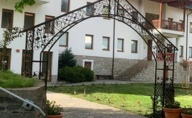 Юбиляри дариха красива арка на родопското село Момчиловци