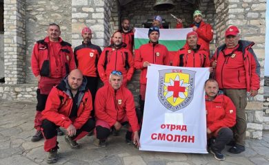 Планински спасители от БЧК Смолян изкачиха легендарния връх Атон в Гърция