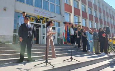 Кметът на Девин награди зрелостнички за отличен успех през гимназиалния етап