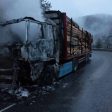 Камион с изрезки изгоря на пътя край Рожен