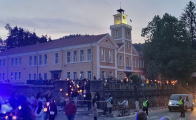 Вековна традиция: Факелно шествие с огъня на знанието озари Чепеларе