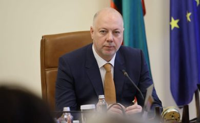 Премиерът Желязков: Няма причина за паническа обмяна на левове с евро