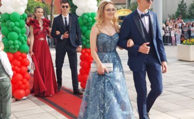 Девин изпрати абитуриентите с празнично дефиле по червения килим
