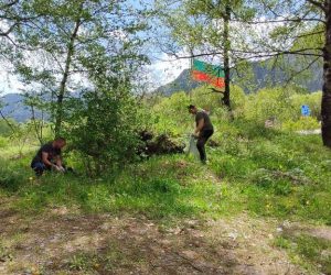 Еколози почистиха отпадъци край табелата с мечето на входа на Смолян