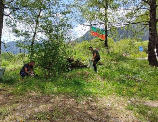 Еколози почистиха отпадъци край табелата с мечето на входа на Смолян