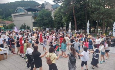 Девин събра стотици жители и гости на тематична родопска вечер