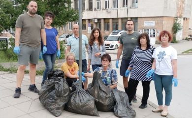 Активисти на ГЕРБ почистиха района около болницата в Смолян