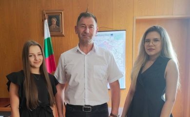 Кметът на Мадан отново поема първите семестриални такси на отличници