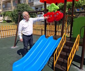 Кметът Мелемов инспектира обновените детска площадка и игрище в Устово