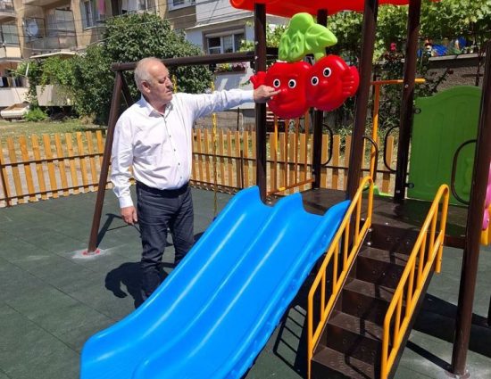Кметът Мелемов инспектира обновените детска площадка и игрище в Устово