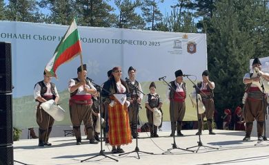 Чепеларски фолклорни изпълнители блестят на събора в Копривщица