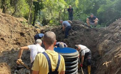 Кметът на Неделино се включи в ремонт на каптаж за питейна вода за жителите
