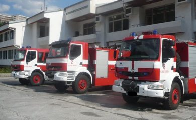 Пожарникари оказаха помощ на лежащо болни хора, както и на бедстващо куче