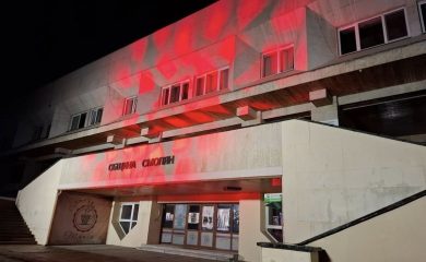 Сградата на Община Смолян светна в червено за Световния ден на сърцето