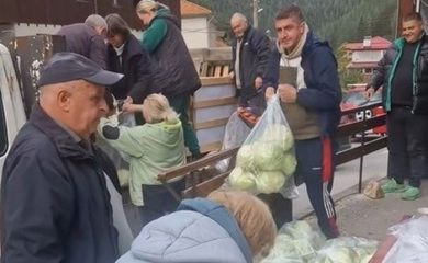 Жителите на Забърдо получиха 4 тона зеле като безплатен подарък