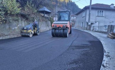 Община Девин ремонтира уличната мрежа в село Лясково