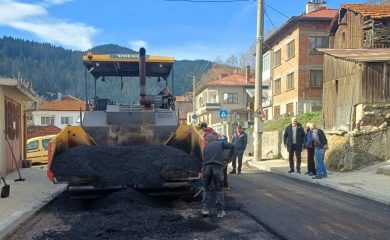 Кметът на Чепеларе инспектира асфалтирането на улица “Христо Ботев”