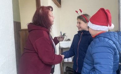 Деца от Чепеларе зарадваха с подаръци възрастни хора в общината