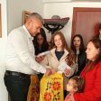 Собствениците на мандра “Еленка” изненадаха с подаръци 28 деца сираци