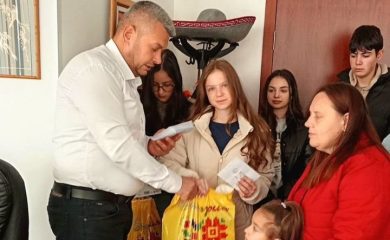 Собствениците на мандра “Еленка” изненадаха с подаръци 28 деца сираци