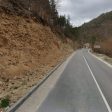 5 машини разчистват падналата скална маса на пътя Смолян-Баните