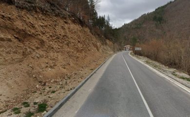 5 машини разчистват падналата скална маса на пътя Смолян-Баните