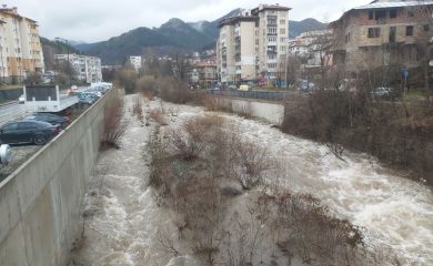 Повишено ниво на реките и паднали камъни по пътищата в Родопите