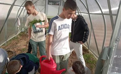 В Чепеларе и Неделино изградиха учебни биоферми по проект “Зелени училища”