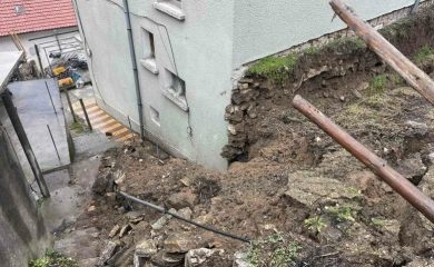 Паднала подпорнa стенa и свлачище застрашават къщи в неделински села