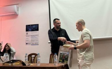 Известен ютубър гостува на ученици в Смолян