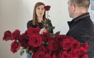 🌹🌹🌹Кметът на Рудозем изненада дамите с красиви червени рози