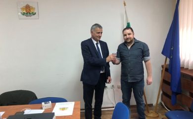 Областният управител връчи печата на председателя на РИК-Смолян