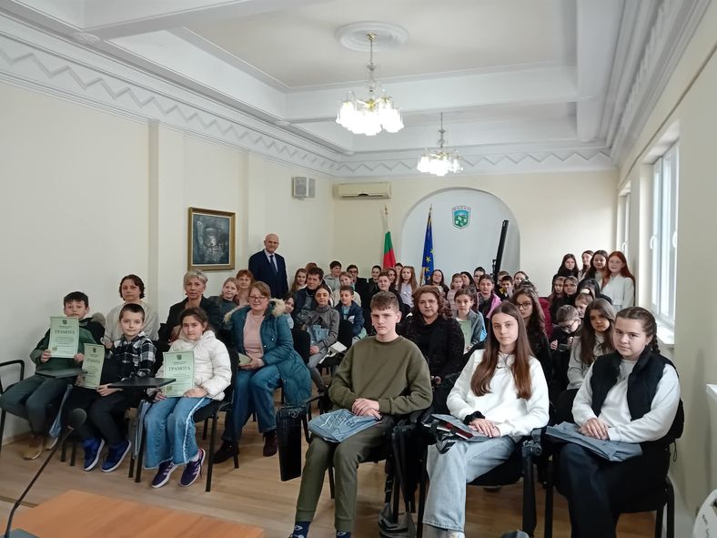 Община Мадан награди участниците в конкурса „С очите си видях бедата”