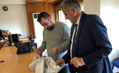 Областният управител предаде пломбите за сигурност на председателя на РИК-Смолян