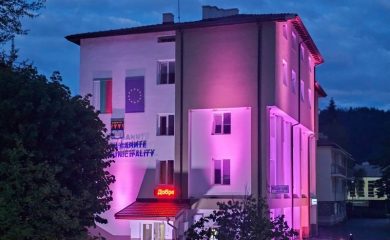 Лилава светлина озари сградата на Община Баните