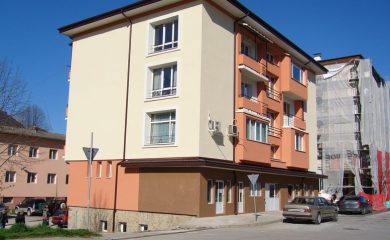 Община Смолян успешно санира и обнови блок Подвис в Устово