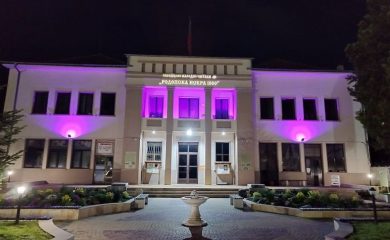 Читалището в Чепеларе грейна в лилаво по специален повод