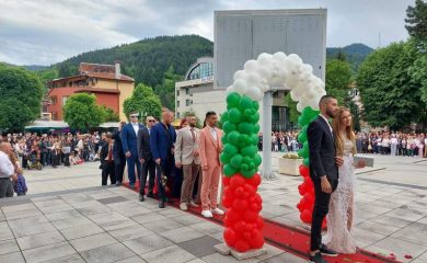 Червен килим и празнична арка за абитуриентите в Девин