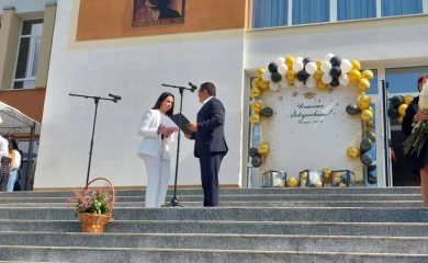 Кметът на Девин награди пълната отличничка Илиана Георгиева от СУ „Христо Ботев“