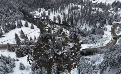 Геолози и проектанти ще огледат свлачището по пътя Смолян-Пампорово