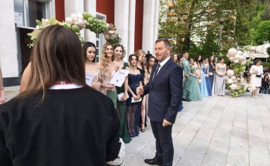 Кметът на Мадан награди зрелостниците и отново подкрепя първенците