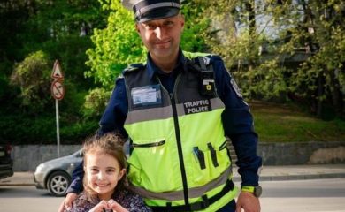 Полицaй спечели детска усмивка с малък, но значим жест